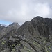 Vom Gipfel: Piz Gendusas und Piz Alv im Nebel ..