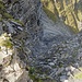 von der Scharte über diese schmierige Rinne runter in den breiten Geröllhang hinten