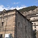 In primo piano a sinistra il Palazzo del Governatore in alto sono ben visibili le mura del Forte Fenestrelle che salgono a scalini lungo il pendio della montagna.
