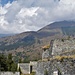 Dall'ingresso al "Forte delle Valli" sulle montagne verso ovest è possibile scorgere alcuni avamposti del forte. Anche qui visibili a sinistra della foto cliccandoci sopra.