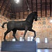 Hölzernes Pferd - wohl Kopie des Pferdes des Gattamelatas - im Salone des Palazzo della Ragione in Padova