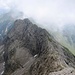 Blick über den Grat Richtung Osten zum Ostgipfel Nägelefluhkopf. Seeleschrofen (2247 m) und Kilkaschrofen (2267 m) folgen