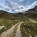 Alpe Ijes. Weiterweg links auf den Grasigen Rücken hinauf