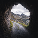 Durch düstere, aber Windgeschützte Tunnel gehts zur Alpe Ijes