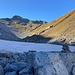 ... ins obere Val Lavaz;
hier bereits im Schlussanstieg zur Hütte - erst übers Schneefeld, dann auf steilen Grashalden