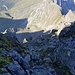 Im Aufstieg mit Tiefblicken in Richtung Alpe di Quarnei. Der Weg ist bestens markiert und an den Schlüsselstellen gut abgesichert.