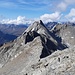 Rückblick über den zurückgelegten Grat zur Totenkarspitze, und zur Rotenmannspitze mit ihrer unschwierigen Aufstiegsseite.