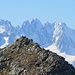 Der höchste Gipfel der Pointes des Autans im Zoom gegen Berge der Mont Blanc-Gruppe