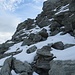 Ein Steinmann führte mich zu einem schmalen, schneebedeckten Band, das Richtung Gipfel leitet.
