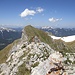 Ich schaue vom Roßkopfkreuz zum 1m höheren Gipfel. Im Hintergrund Unnütze und Guffert