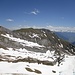 Sonnwendjochkamm mit dem Sagzahn. Unten rechts der bei Schnee etwas seltsame Grubasee, an dem ich später wiederaufsteigen werde