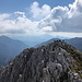Vrtača/Wertatscha - Blick zu einer benachbarten Gipfelkuppe. Hinten ist die Begunjščica zu sehen (rechts).