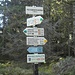 An diesem Schild hat man den tiefsten Punkt erreicht. Wir folgen der Beschriftung Plesne Jezero 1 km (Plöckensteiner See) nach links.