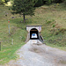 Hier sieht man die Ausfahrt dieses Tunnels Richtung "Adula". Bei Gegenverkehr muss man allenfalls die gesamte Strecke rückwärtsfahren. Die Ausweichzonen eignen sich nur bedingt.