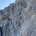 Engstellen sind mit ummantelten Drahtseilen gesichert oder Stegen, welche mal  vorhandenen Fels ersetzen. Der Berg lebt und manche Stellen wären ohne die Wegebauer schon längst nicht mehr begehbar