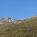Blick Richtung Alp Schmorras. Der Piz Settember ist ganz rechts oben zu sehen. Links schaut auch noch der Piz Grisch hervor.