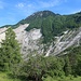 Blick auf die Bergflanke, die in den Vajont-Stausee abgerutscht ist. Der Anstieg quert unterhalb des im rechten Bildteils befindlichen Felskopfs.