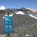 Mi affaccio alla bocchetta a quota 2833 m, dove è posto un cartello indicante la <b>Riserva federale di caccia del Pez Vial</b>.