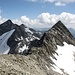 Mi porto al centro della conca glaciale e risalgo la colata detritica, senza incontrare difficoltà tecniche. 