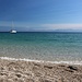 am Strand entlang; drüben Euböa, immer noch mit Rauchwolken