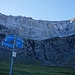 Abzweig nach der Martinsmadhütte. Rechts neben dem Wasserfall soll es hochgehen - von unten aus erstmal schwer vorstellbar. Es gibt aber durchgend Ketten.