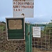 <b>Passo di fianco alla recinzione della tenuta Acquacavalla, utilizzata per addestrare i cani. </b>