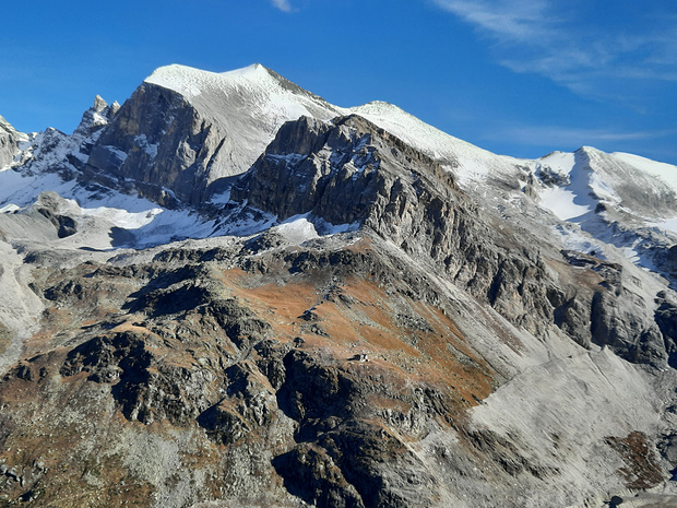 La Turtmannhütte vue depuis Karlustafel.