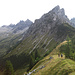Auf halbem Weg zwischen Sattel und Wangspitze treffe ich die einzigen anderen Wanderer. Wuchtig der Matonakopf mit dem pultdachartigen Gipfelaufbau.