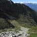 La costiera percorsa per arrivare all' Alpe di Menta le cui case stanno (molto) a destra di questa immagine: in realta', nonostante gli ometti, ho perso il sentiero e ho risalito questa pietraia per intercettare il sentiero per la scala di Ragozzale