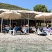 eines unserer Lieblingsrestaurants der Insel: Linarakia in Panormos. Bester Fisch, grandiose Lage direkt am Strand mit Liegen für danach