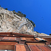 Der Blick von der Terrasse am Gasthaus hinauf zu den Felsen