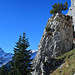 ein wirklich schöner Wanderweg dem Felsen entlang