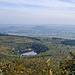 Blick von der Teiuelskanzel nach Südosten, vorne der Krufter Waldsee, eine vollgelaufene Bimsgrube und trotz der Form nix vulkanisch entstandenes - im Gegensatz zu den Kuppen im Hintergrund 
