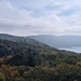 Über den Höhenzug geht es jetzt weiter, unten nochmal der See