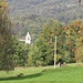 Il campanile della parrocchiale emerge dal verde.