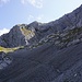 An der senkrechten Felswand nach dem Schuttfeld befindet sich der Klettersteig Bälmetentor.