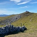 Trockenmauer und der Gipfel des Le Soliat.<br /><br /><br />