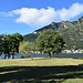 Zona parco lungo il lago con il Monte Barro sullo sfondo.