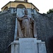 La statua dedicata a Giovanni XXIII. Angelo Giuseppe Roncalli detto il Papa Buono nato a Sotto il Monte un paesino bergamasco poco lontano da qui.