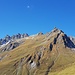 Bei der Alp Lasa dominiert der Girenspitz. Weit hinten zeigt sich auch der Pizolgipfel