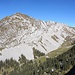 Blick zum Tomlishorn. Interessante Felsbögen gibt es da in der Südwand.