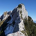 Vor der Abkletterstelle. Unser Kollege macht einen Stand in der Gratmitte.