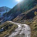 Der Weg schlängelt sich hoch zum Anger der Ochsentalalm unterhalb der Fleischbank