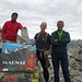 Foto al Colle della Vecchia (m 2187); da sinistra Mario, Giordano, io. Di fronte a noi il Piemonte, alle nostra spalle la Valle d’Aosta.