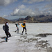 Vier sportliche Studenten begleiten mich auf dem Gletscher-Run zu den oberen Messpunkten