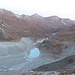 Am frühen Morgen muss ich erst eine größere Strecke von der Cabane de Moiry absteigen, um den Anstieg zum Garde Bordon beginnen zu können.