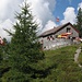Ziel erreicht: der Wirtsgarten der Doldenhornhütte lockt an diesem warmen Sommertag mit einer Halben.