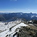 Auf der anderen Grat-Seite liegt schon Schnee