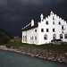 Eindrucksvoller Palazzo am Innufer bei Chamues-ch kurz vor einem Gewitter