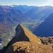 Höchnasen vom Wiggis. Im Talboden Netstal (links Kalk-Steinbruch) und Glarus